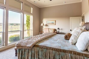 3 bedrooms, desk, iron/ironing board, travel crib