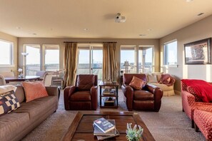 Smart TV, fireplace, books, stereo - Vineyard View Estate · Vineyard View Estate (Walla Walla)