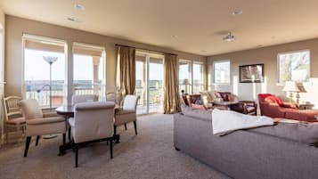 Smart-tv, pejs, bøger, stereoanlæg