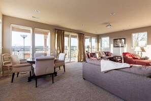 Smart TV, fireplace, books, stereo