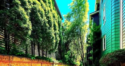 Luxury stay! Iconic Space Needle view with easy access to AK cruise terminals!