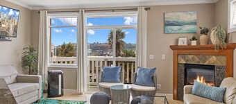 Luxury! Iconic downtown VIEWS! Space Needle, Lake Union, Olympic Mtns!