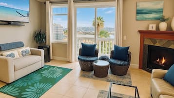 Älytelevisio, takka, kirjoja