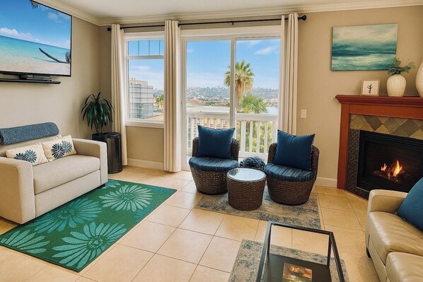 TV connectée, cheminée, livres