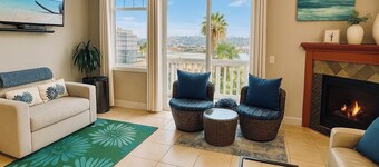 Luxury stay! Iconic Space Needle view with easy access to AK cruise terminals!