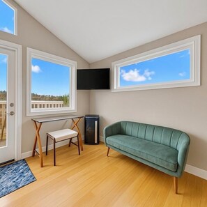Smart TV, fireplace, books - Luxury stay! Iconic Space Needle view with easy access to AK cruise terminals! (Seattle)
