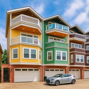 Exterior - 180° Space Needle, downtown, lake, mountains, modern luxury, EV charger (Seattle)