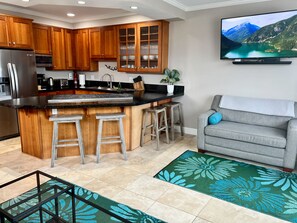 Smart TV, chimenea y libros