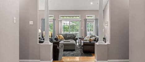 Smart TV, chimenea, reproductor de DVD y futbolito