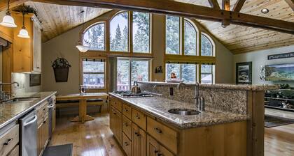 4 BR, 3 BA, 3013 sq ft Mountain Oasis à Tahoe Donner, près de Ski, Golf, Spa