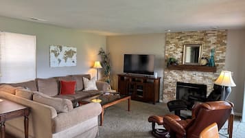 Smart TV, caminetto, lettore DVD, videoteca