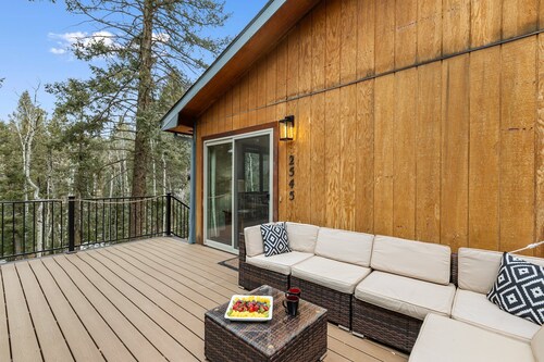 Bear Paw Haven-nestled in the trees. Pet & family friendly. HOT TUB, Free WiFi