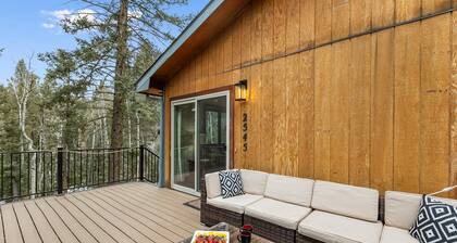 Bear Paw Haven-nestled in the trees. Pet & family friendly. HOT TUB, Free WiFi