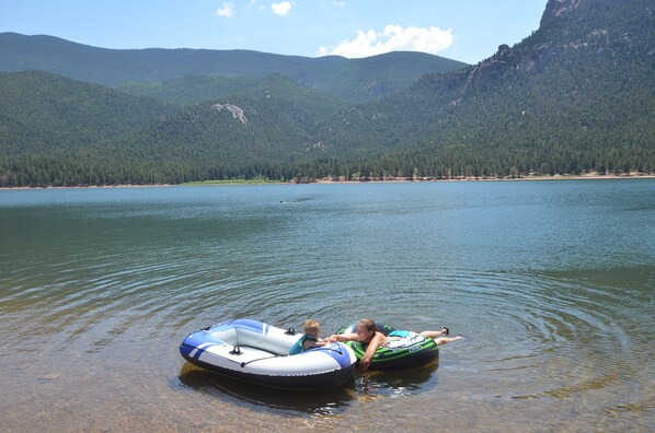 Beach towels - Bear Paw Haven-nestled in the trees. Pet & family friendly. HOT TUB, Free WiFi (Woodland Park)