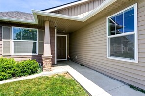Exterior detail - Single level | Huge Yard | Walkable Neighborhood (Meridian)