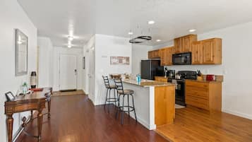 Réfrigérateur, micro-ondes, four, plaque de cuisson