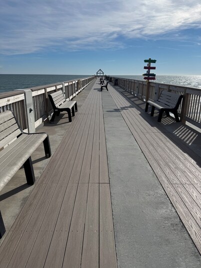 Half Shell Beach Cottage-One Block Easy Walk to Beach, Pet Friendly, Grill&Wifi