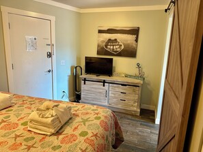 1 slaapkamer, een strijkplank/strijkijzer, internet, beddengoed