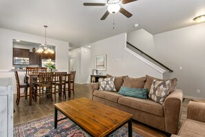 Smart TV, Netflix, Hulu, streaming services - Spacious Modern Solar Powered Home w/ Arcade! (Boise)