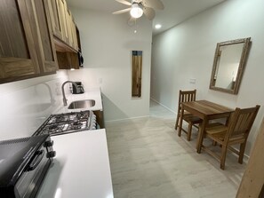 Een koelkast, een magnetron, een oven, een kookplaat