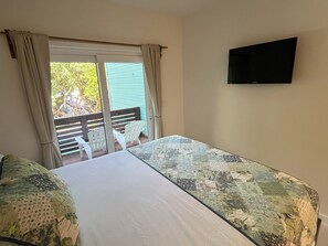 Een kluis op de kamer, een bureau, gratis wifi, beddengoed