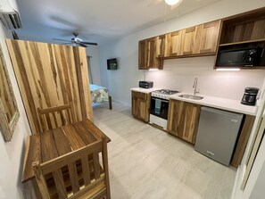 Een koelkast, een magnetron, een oven, een kookplaat