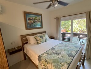 Een kluis op de kamer, een bureau, gratis wifi, beddengoed