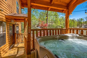 Outdoor spa tub - Romantic Wooded Cabin, Hot Tub, Wi-Fi, Close to All (Sevierville)