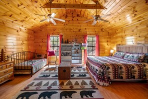 1 bedroom, WiFi, bed sheets - Romantic Wooded Cabin, Hot Tub, Wi-Fi, Close to All (Sevierville)