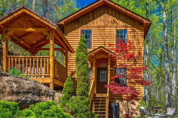 Exterior - Romantic Wooded Cabin, Hot Tub, Wi-Fi, Close to All (Sevierville)