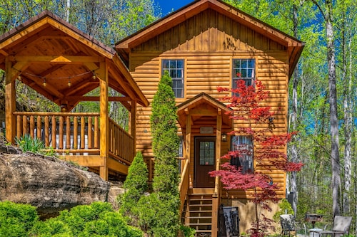 Wooded Cabin · Private Hot Tub · Pet-Friendly · Near Pigeon Forge
