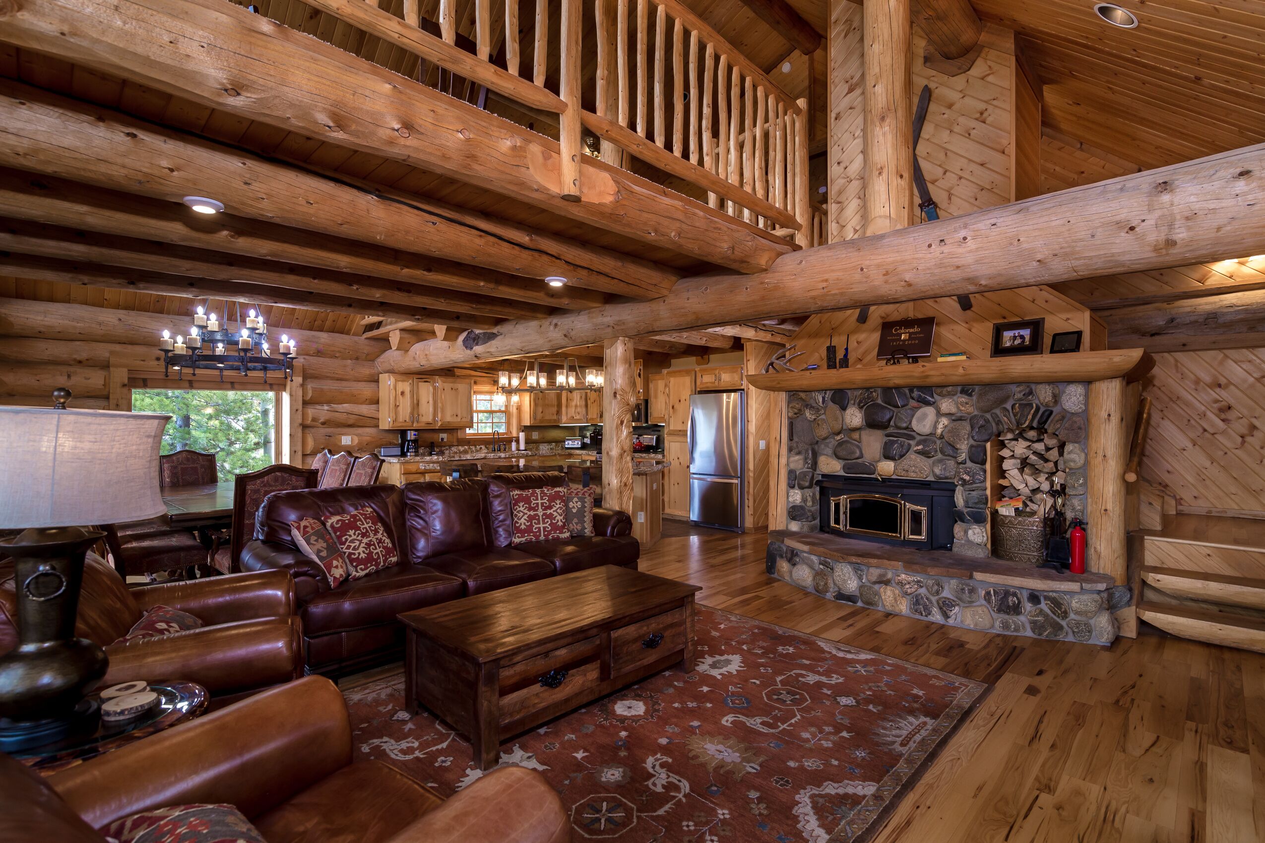 電視、壁爐、DVD 播放機、影像庫