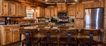 Fabulous Log Home - 2 Master Bedrooms!
