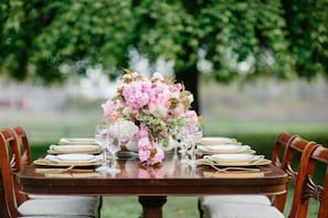 Outdoor dining - Country Cottage on 1700’s Horse Farm/Wedding Venue (Purcellville)