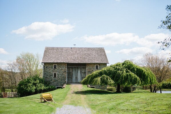 Exterior - Country Cottage on 1700’s Horse Farm/Wedding Venue (Purcellville)
