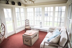 Fireplace, ping pong, toys, books - Country Cottage on 1700’s Horse Farm/Wedding Venue (Purcellville)