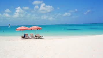 Playa en los alrededores, camastros y toallas de playa