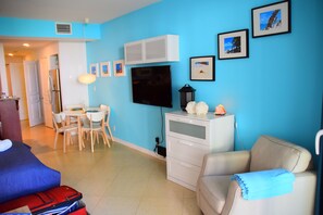 Una Smart TV, libros, un reproductor estéreo