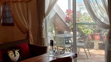 Loft com design assinado, 2 quartos, para não fumantes, varanda | Edredons de pluma, cortinas blackout, quartos à prova de som