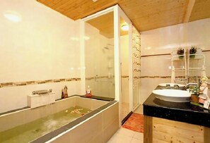 Deluxe Condo, Non Smoking | Bathroom | Deep-soaking bathtub, rainfall showerhead, hair dryer, slippers - Shui Yue Guest House (Hualien City)