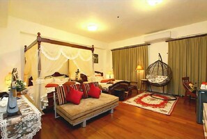 Deluxe Condo, Non Smoking | Down comforters, blackout drapes, soundproofing, iron/ironing board - Shui Yue Guest House (Hualien City)