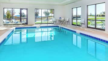 Piscine couverte, accès possible de 08 h 00 à 22 h 00, chaises longues