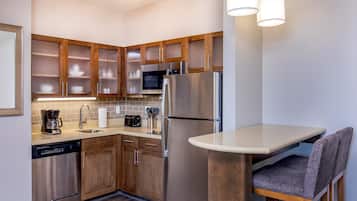 Full-size fridge, microwave, stovetop, dishwasher