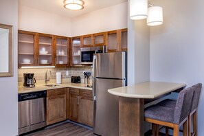 Full-size fridge, microwave, stovetop, dishwasher - Staybridge Suites Charlottesville Airport by IHG (Charlottesville)