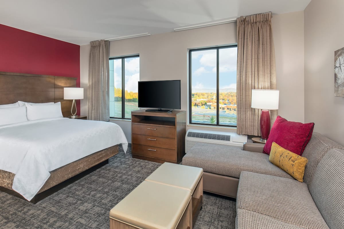 Premium bedding, in-room safe, desk, laptop workspace