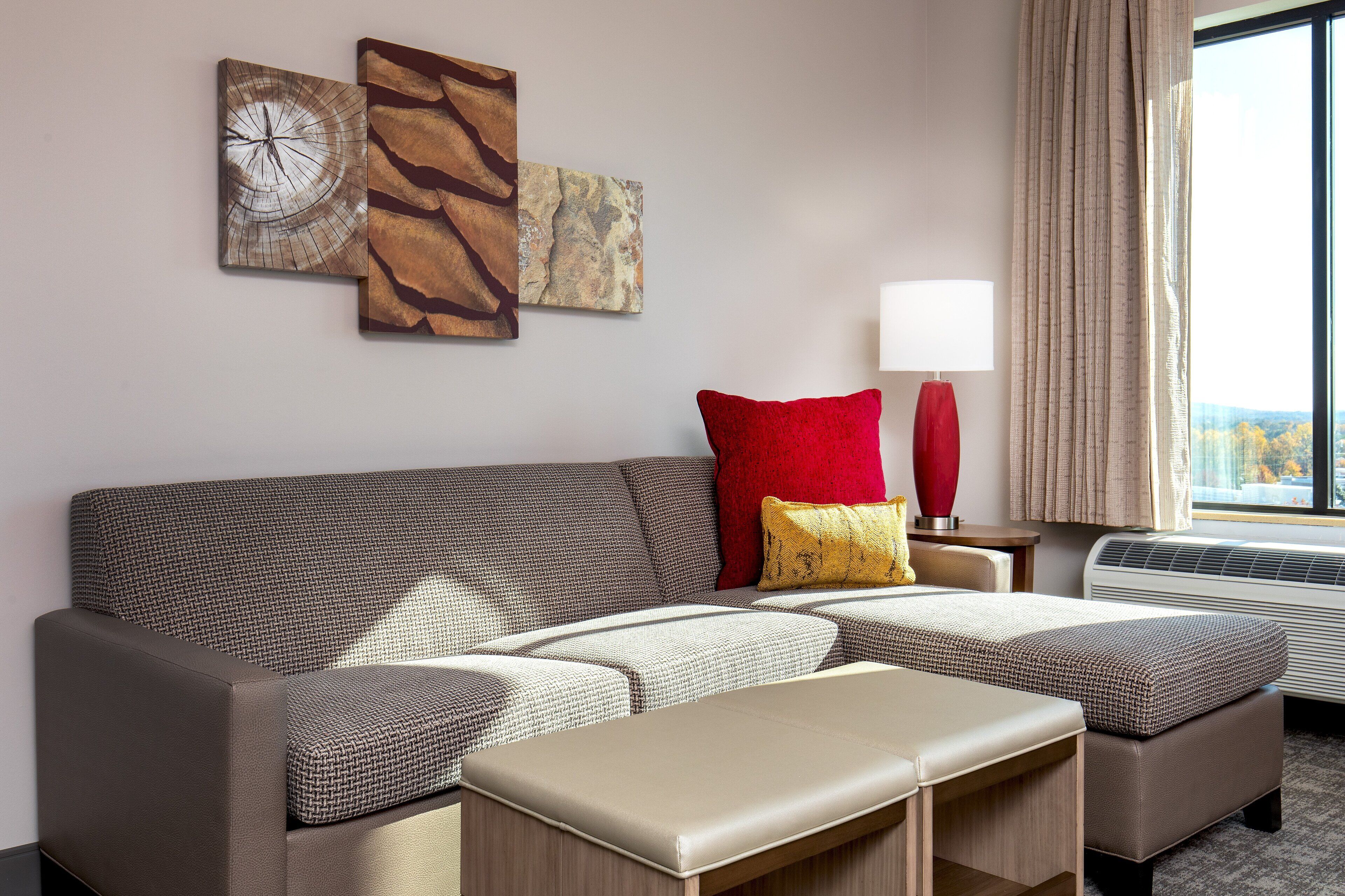 Seprai premium, brankas, meja kerja, dan ruang kerja ramah laptop