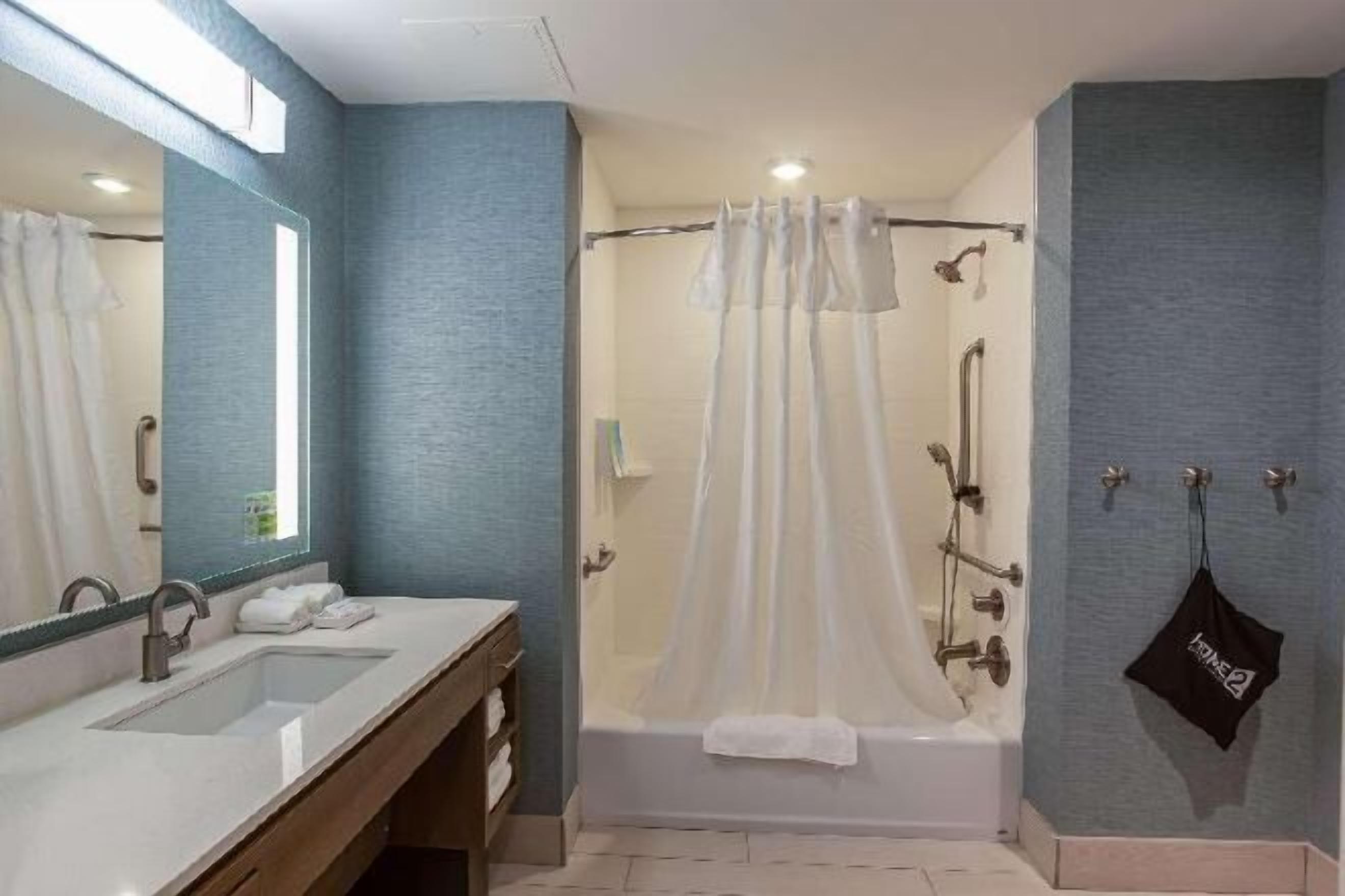 Kylpyhuone | Ilmaiset hygieniatuotteet, hiustenkuivaaja, pyyhkeet