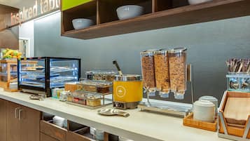 Tägliches inbegriffenes kontinentales Frühstück