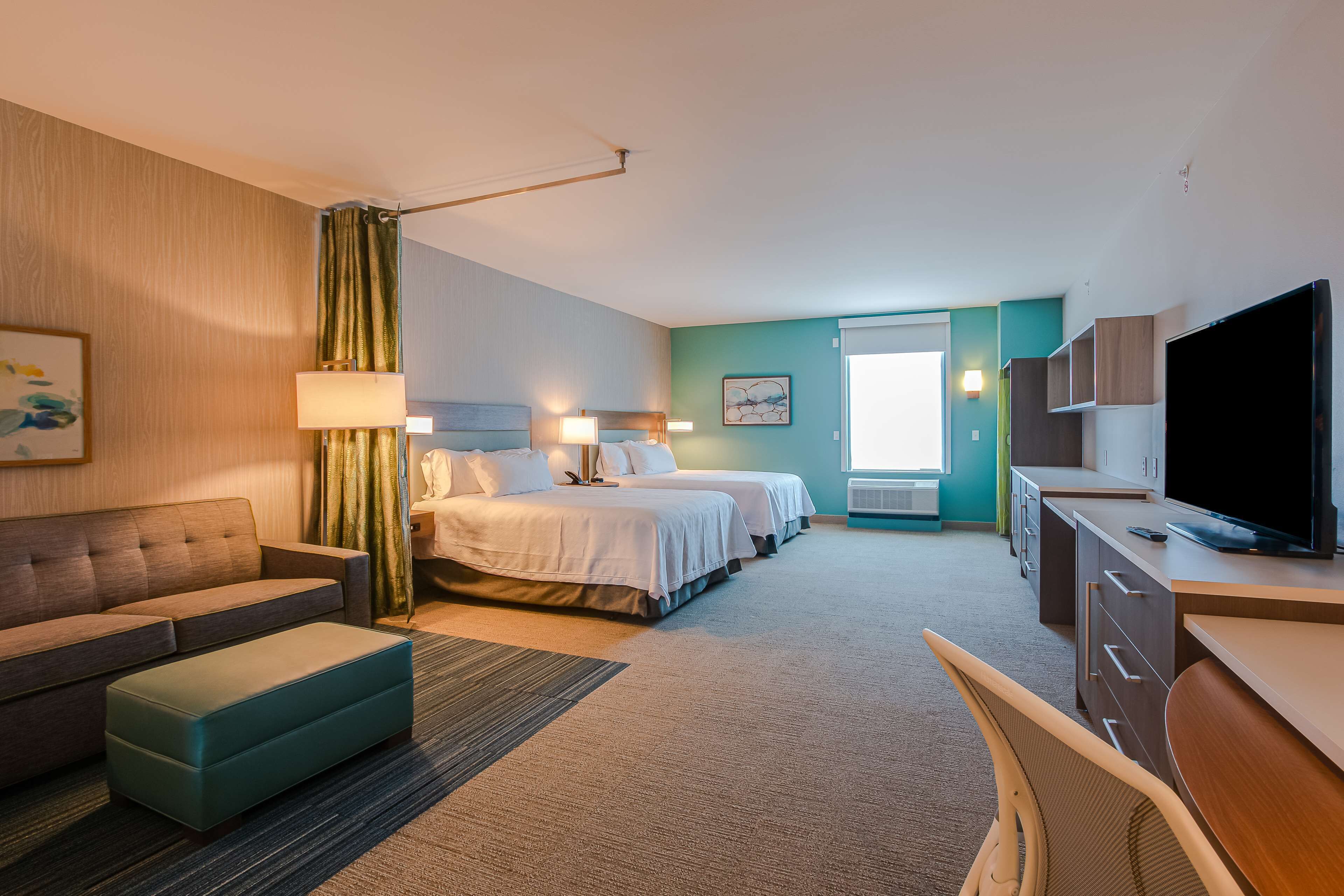 Värdeförvaringsskåp på rummet, skrivbord och mörkläggningsgardiner