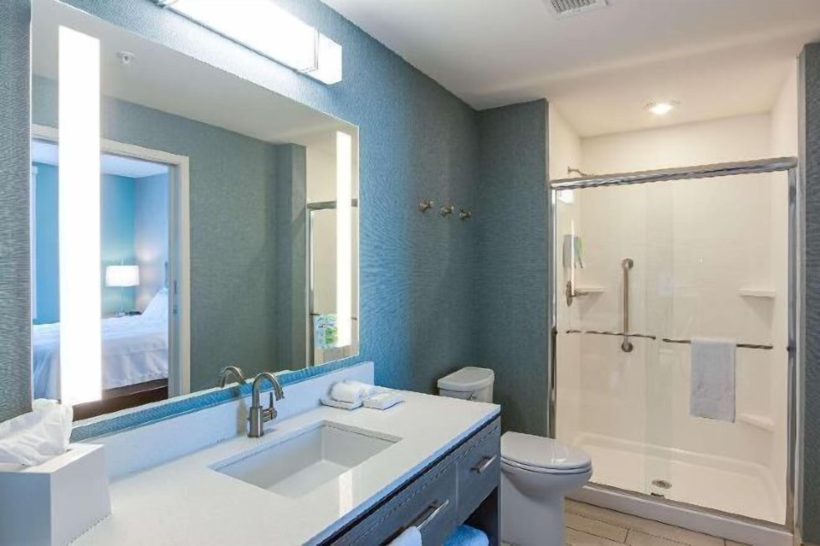 Kylpyhuone | Ilmaiset hygieniatuotteet, hiustenkuivaaja, pyyhkeet